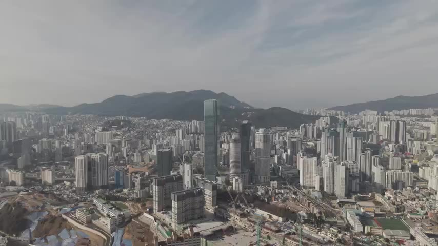 산자락에 둘러싸인 부산 시내 전경을 담은 드론 촬영 화면